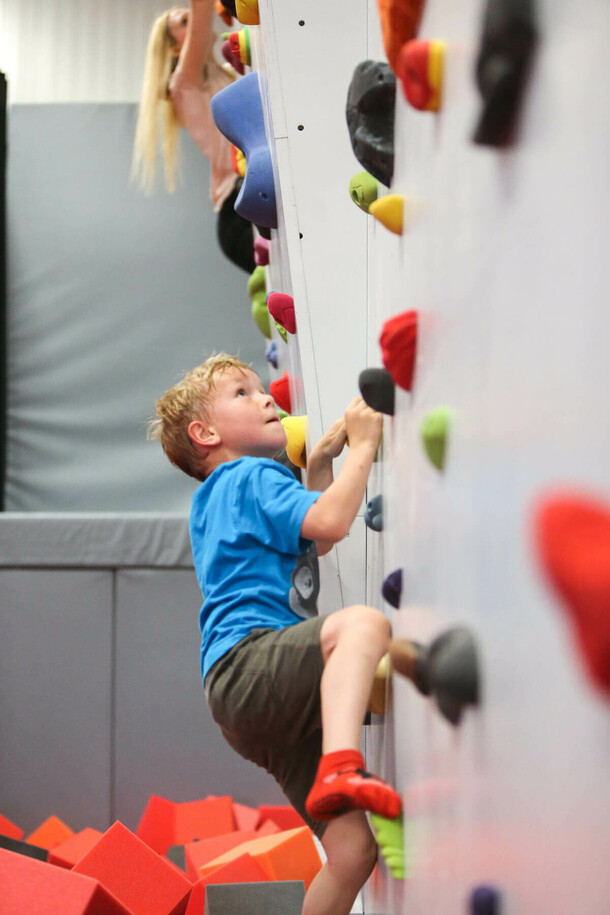 Bouldern-Und-Klettern-Trampolinhalle-Frankenhuepfer-Bayern